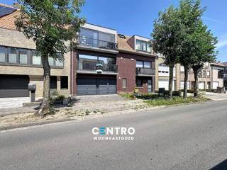 CHARMANT gelegen appartement in een recent gebouw te Blankenberge!<br /><br /><strong>INDELING:<br /><u><em>Eerste verdieping:</em></u></strong><br />Inkomhal (met vestiaire) - LICHTRIJKE living met volledig ingerichte open keuken (o.a. met keramisch fornuis, dampkap, oven, frigo en vaatwasmachine) - bijkeuken (o.a. met voorzieningen voor wasmachine en droger) - badkamer (o.a. met dubbel lavabomeubel, ligbad met geïntegreerde douche en inbouwkasten) - afzonderlijk hangtoilet (met lavabo) - 2 RUIME slpks - balkon.<br /><br /><u><strong>Opmerkingen:</strong></u><br />- ENERGIEZUINIG appartement: Epc = 103 kWh/m2!<br />- Elektriciteit volledig GOEDgekeurd!<br />- Goeie mobiscore: 9/10!<br />- Gemeenschappelijke fietsenberging aanwezig.<br />- Kwaliteitsvolle afwerking.<br />- Geen lift in het gebouw.<br />- Vrij bij akte.<br />- Geen syndicus = LAGE kosten!<br /><br />RECENT appartement vlakbij winkels, scholen en het openbaar vervoer! Aarzel zeker niet om ons te contacteren voor een bezoek ter plaatse: 050/70.01.02 - info@centro.be .