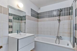 Dit vernieuwd appartement met 2 slaapkamers is ideaal gelegen in Bredene, op slechts een steenworp afstand van de prachtige duinen. Het appartement biedt niet alleen comfort en moderne voorzieningen, maar ook een uitstekende bereikbaarheid met winkels, openbaar vervoer (bus en tram), groot warenhuizen en gezellige restaurants in de nabije omgeving.<br /><strong>Gemeenschappelijke kosten: slechts 45 €/maand</strong><br /><br /><strong>De troeven van dit appartement:</strong>
<ul>
	<li><span><strong>2 volwaardige slaapkamers</strong> – Ruim en licht, perfect voor een gezin, koppels of als extra werkruimte.</span></li>
	<li><span><strong>Gemeenschappelijke GRATIS parking</strong> – Achter het gebouw bevindt zich een parkeerterrein dat exclusief voor bewoners toegankelijk is.</span></li>
	<li><span><strong>Gelijkvloers</strong> – Gemakkelijk bereikbaar en ideaal voor mensen die geen trappen willen nemen.</span></li>
	<li><span><strong>Uitstekend EPC met B-Label</strong></span></li>
	<li><span><strong>De woning is asbestveilig</strong></span></li>
</ul>
Het appartement bestaat uit:

<ul>
	<li><span><strong>Inkomhal</strong> met apart toilet</span></li>
	<li><span><strong>Praktische woonkamer en eetplaats</strong> – Lichtrijk en uitnodigend, ideaal om te ontspannen of gasten te ontvangen.</span></li>
	<li><span><strong>Volledig vernieuwde open keuken</strong> – Voorzien van moderne apparatuur, waaronder elektrisch kookvuur, </span>vaatwasser, oven met ingebouwde microgolf, koelkast en diepvries</li>
	<li><span><strong>Ruime badkamer</strong> – voorzien van lavabo en ligbad met glazen wand om te douchen.</span></li>
</ul>
<span>Verwarming: via warmtepomp lucht-lucht.</span><br /><br />Wenst u dit praktische appartement nabij de zee te bezichtigen? Aarzel dan niet om contact op te nemen via telefoon op <strong>0495/50.69.20</strong> of per e-mail naar <strong>nicolas@jolieinvest.be</strong>.<br />Mis deze unieke kans niet om te wonen in een vernieuwd appartement op een toplocatie!
<div><span>Bovenkant formulier</span></div>
<br /><br /> 