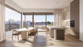 <h2>Exclusief wonen in Voerhof – waar rust, ruimte en comfort samenkomen<span></span></h2>
<p>Welkom in <strong>Voerhof</strong>, een kwalitatief nieuwbouwproject waar hedendaagse architectuur, hoogwaardige afwerking en een groene woonomgeving elkaar perfect aanvullen. Dankzij de unieke ligging aan de rand van het park geniet u dagelijks van rust en privacy, terwijl winkels, scholen, horeca en openbaar vervoer zich op korte afstand bevinden. Hier woont u in alle sereniteit, zonder in te boeten aan bereikbaarheid.</p>
<p>Voerhof werd ontworpen met bijzondere aandacht voor <strong>licht, ruimte en leefkwaliteit</strong>. De verschillende gebouwen sluiten harmonieus aan op hun groene omgeving en bieden een aangename, rustige woonbeleving. Dankzij de doordachte architectuur, grote raampartijen en energiezuinige technieken bent u verzekerd van een woning die klaar is voor de toekomst.</p>
<p><strong>Dit prachtige appartement</strong> bevindt zich op een toplocatie binnen het project en beschikt over een <strong>royale bewoonbare oppervlakte van 121 m²</strong>. De ruime leefruimte baadt in natuurlijk licht en sluit naadloos aan op een indrukwekkend <strong>terras van 38 m²</strong>. Van hieruit geniet u van een <strong>fantastisch, open uitzicht op het achterliggende groen</strong>, waardoor het terras een volwaardige extra leefruimte wordt waar u het hele jaar door tot rust komt.</p>
<p>Daarnaast beschikt het appartement over <strong>twee volwaardige slaapkamers</strong>, een doordachte indeling en een hoogwaardige afwerking waarbij kwaliteit en comfort centraal staan. Dankzij de toepassing van duurzame en energiezuinige technieken geniet u niet alleen van een aangenaam binnenklimaat, maar ook van een lager energieverbruik.</p>
<p>Voor extra comfort zijn er <strong>ondergrondse parkeerplaatsen en privatieve bergingen</strong> voorzien, zodat ook praktisch wonen vanzelfsprekend wordt.</p>
<h3>Nog andere mogelijkheden binnen Voerhof</h3>
<p>Dit appartement is slechts één van de vele woonmogelijkheden binnen het project. Voerhof biedt eveneens een ruim aanbod aan <strong>1-, 2- en 3-slaapkamerappartementen</strong>, elk met hun eigen troeven, ruime terrassen en dezelfde kwalitatieve afwerking. Of u nu op zoek bent naar uw eerste woning, een gezinsappartement of een comfortabele investering, binnen Voerhof vindt u ongetwijfeld een appartement dat perfect aansluit bij uw wensen.</p>
<p><strong>Contacteer ons vrijblijvend voor meer informatie of ontdek de andere beschikbare appartementen binnen dit exclusieve nieuwbouwproject.</strong></p>