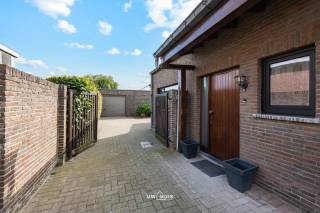 BEZOEKMOMENT 03/10/2026 - 09:30u TOT 12u30 NA AFSPRAAK<br /><br />In de rustige en geliefde Ommegangstraat in Zele, vlak bij scholen, winkels en de E17, bieden wij deze gerenoveerde open bebouwing aan.<br /><br />De woning beschikt over een ruime inkomhal met praktische inbouwkasten. Van hieruit komt u in de ruime leefruimte met aangenaam zicht op de achtertuin. De keuken en badkamer werden volledig vernieuwd en zijn voorzien van hedendaagse voorzieningen.<br /><br />Een echte troef van de woning is de centraal gelegen houtkachel in de woonkamer, die zorgt voor extra warmte en gezelligheid. Aansluitend aan de leefruimte bevindt zich een ruime veranda met rechtstreeks zicht en toegang tot de tuin.<br /><br />Verder beschikt de woning over twee mooie slaapkamers en een ruime berging met toegang naar de voorzijde van de woning.<br /><br />Ook buiten heeft deze woning heel wat te bieden. Zo beschikt u over een mooie achtertuin, garage, mancave en extra bergruimte. De ideale combinatie voor wie graag geniet van rust, ruimte en het buitenleven.<br /><br />Heeft u vragen of wenst u graag een bezoek in te plannen? Stuur dan gerust een mail met uw telefoonnummer naar [felix@uw-huis.be](mailto:felix@uw-huis.be) of neem tijdens de kantooruren telefonisch contact op via 052 46 38 03.