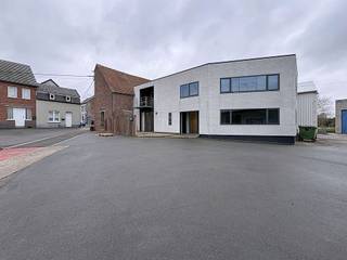 Op zoek naar comfortabel wonen in alle rust, maar toch vlakbij het centrum? Dit unieke gelijkvloersappartement in Denderhoutem combineert...