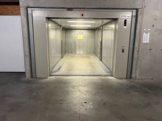 Garagebox met automatische poort gelegen op wandelafstand van de Kustlaan en het Driehoeksplein. Hoogte : 1m93 - Lengte : 5.45m Breedte tussen...