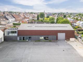 Bedrijfsgebouw op een totale grondoppervlakte van ca. 2.300 m² te koop in Lauwe. Bedrijfsgebouw bestaande uit een atelier van ca. 531 m², toonzaal...