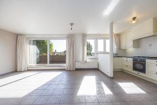 Op een <strong>rustige maar centrale ligging in Westende</strong>, in <strong>Residentie Ter Berken aan de Julien Soetaertstraat 5</strong>, bevindt zich dit <strong>ruime en bijzonder lichtrijke appartement met 2</strong> <strong>volwaardige slaapkamers en een prachtig zuidgericht terras van ca. 15 m²</strong>. Dankzij de uitstekende ligging bevinden <strong>het strand, de Zeedijk, winkels, restaurants en het openbaar vervoer zich op wandelafstand.</strong><br /><br />Het appartement is gelegen op de <strong>eerste verdieping</strong> en verwelkomt u met een aangenaam ruimtegevoel en een overvloed aan natuurlijk licht. De <strong>ruime leefruimte met grote raampartijen</strong> sluit naadloos aan op het zonnige terras, waar u dankzij de <strong>zuidgerichte oriëntatie</strong> optimaal geniet van de zon, de rust en het open zicht.<br /><br />Aansluitend bevindt zich de <strong>open en volledig geïnstalleerde keuken</strong>, uitgerust met de nodige toestellen en voldoende kastruimte. De open indeling zorgt voor een aangename verbinding tussen koken, eten en ontspannen.<br /><br />Verder beschikt het appartement over <strong>2 volwaardige slaapkamers</strong>, een badkamer <strong>met ligbad (met douchemogelijkheid)</strong>, een wasmeubel met lavabo en een <strong>afzonderlijk toilet</strong>. Daarnaast zorgen <strong>2 praktische bergingen </strong>voor extra opbergruimte en dagelijks comfort.<br /><br />Een absolute troef is het <strong>riante zuidgerichte terras van ca. 15 m²</strong>. Deze aangename buitenruimte vormt een echte verlenging van de leefruimte en biedt voldoende plaats voor een gezellige eethoek, comfortabele lounge of om heerlijk te genieten van de zon.<br /><br />Bovendien beschikt het appartement over een <strong>privatieve kelderberging</strong>. <u>Daarnaast is er een <strong>afgesloten ondergrondse garagebox in het gebouw</strong>, die </u><strong><u>verplicht mee aan te kopen is</u> <u>voor € 40.000</u></strong>. Dit biedt extra comfort en parkeergelegenheid op een centrale ligging nabij zee.<br /><br />Ook op energetisch vlak scoort dit appartement bijzonder goed <strong><u>(de verwarmingsketel werd vorig jaar pas vernieuwd).</u></strong> <strong>Met een uitstekend EPC-label A (100 kWh/m²/jaar)</strong> voldoet het appartement vandaag reeds aan de <strong>langetermijndoelstellingen voor 2050</strong>. Bovendien is het gebouw opgetrokken na 2001, waardoor het als <strong>asbestvrij</strong> is. Dit maakt het appartement een aantrekkelijke en toekomstgerichte vastgoedinvestering.<br /><br />Dankzij de combinatie van 2 slaapkamers, een ruim zonneterras, uitstekende energieprestaties en een topligging nabij zee is dit appartement ideaal als vaste woonst, tweede verblijf aan de Belgische kust of investering voor verhuur.<br /><br /><strong>Troeven op een rij:</strong>
<ul>
<li><strong>2 volwaardige slaapkamers</strong></li>
<li><strong>Ruime</strong> en lichtrijke <strong>leefruimte</strong> met grote raampartijen</li>
<li><strong>Zuidgericht terras van ca. 15 m²</strong> met open zicht</li>
<li>Open en volledig geïnstalleerde keuken</li>
<li>Badkamer met ligbad en douchemogelijkheid</li>
<li>Afzonderlijk toilet en 2 praktische bergingen</li>
<li>Privatieve kelderberging inbegrepen</li>
<li><strong>EPC-label A</strong> (100 kWh/m²/jaar) – voldoet reeds aan de energiedoelstellingen voor 2050</li>
<li><strong>Asbestvrij</strong></li>
<li>Rustige en centrale ligging in Westende, vlak bij strand, Zeedijk en winkels</li>
<li><strong>Ondergrondse garagebox aan te kopen voor € 40.000</strong></li>
</ul>
Op zoek naar een energiezuinig appartement met 2 slaapkamers en een groot zonnig terras in Westende? Ontdek zelf de ruimte, het comfort en de uitstekende ligging van dit appartement. Contacteer Ruben voor meer informatie of een bezoek ter plaatse!