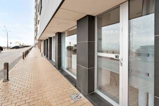 Knus (36 m²), gemeubeld gelijkvloersappartement op Zeedijk van Blankenberge. Via de inkomhal die uitgeeft op de (kleine) slaaphoek komt men in...