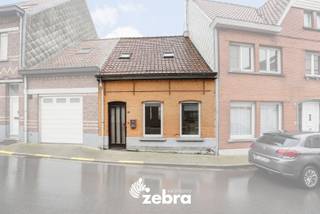 Vlakbij verschillende invalswegen en het nabij het centrum van Tielt ligt deze vlot bereikbare woning. Kleuter- en lagere school,...