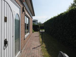 Bent u op zoek naar een ruime gezinswoning met praktijkmogelijkheden en 3/4 slaapkamers? <br />Dan is dit zeker iets voor u! <br /><br /><u><strong>VOOR MEER INFO VIA ELISA@OCVASTGOED.BE OF 0468 45 65 26! </strong></u><br /><br />Deze ruime en veelzijdige gezinswoning combineert een rustige ligging met een uitstekende bereikbaarheid nabij station, centrum en invalswegen.<br />Dankzij de grote leefruimtes, multifunctionele achterruimte en vele opbergmogelijkheden is dit de ideale woning voor gezinnen of wie wonen en werken wil combineren.<br />De woning werd de voorbije jaren verder geoptimaliseerd met onder andere zonnepanelen, airco, ventilatie, screens en een gezellige luifel.<br />Buiten geniet u van een onderhoudsvriendelijke tuin met veel privacy, zon én schaduw.<br /><br /><u><strong>Indeling</strong></u><br /><br />Bij het binnenkomen via de zijkant van de woning komt u in een ruime inkomhal met gastentoilet en extra bergruimte.<br />Vanuit hier heeft u toegang tot de keuken, de ruime leefruimte, een gelijkvloerse slaapkamer en een bureau dat doorloopt naar een tweede leefruimte of praktijkruimte.<br />Doordat de woning oorspronkelijk een bungalow was, bevinden alle belangrijke ruimtes zich op het gelijkvloers.<br />Via de keuken bereikt u de wasberging en de ruime badkamer met ligbad, douche en dubbele lavabo.<br /><br />Op de verdieping bevindt zich een ruime nachthal, momenteel ingericht als speelruimte, en twee ruime slaapkamers met airco.<br />Daarnaast is er nog een praktische zolder.<br /><br />De woning beschikt bovendien over een volledige kruipkelder, wat toekomstige aanpassingen en verbouwingen vergemakkelijkt.<br />Buiten geniet u van een ruime, onderhoudsvriendelijke tuin, een tuinberging, aparte garage en ruime oprit met voldoende parkeergelegenheid.<br /><br />Bruto vloeroppervlakte (opgemeten volgens EPC) : 289 m2.<br /><br />Stedenbouwkundige inlichtingen: bouwvergunning, verkavelingsvergunning, woongebied, geen voorkooprecht, geen gerechtelijke herstelmaatregel of bestuurlijke maatregel opgelegd.<br />Geen risicozone overstromingsgevoelig gebied. P-score = D, G-score = B, geen renovatieverplichting <br />Elektriciteit conform <br />EPC: 249 kWh (C)<br /><br />