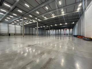 Modern logistiek magazijn bestaande uit 6.516m² magazijnruimte + 756m² mezzanine en 190m² kantoren. Het magazijn telt 7 los- en laadkades en...