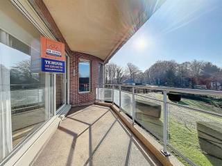 <p><span>BEZOEK? Bel 09/225.00.78. </span></p><p><span>Dit ruime appartement s ideaal gelegen nabij het centrum van Melle, met een vlotte bereikbaarheid dankzij de nabijheid van belangrijke invalswegen zoals de R4 en E40.</span></p><p><span>U betreedt het appartement via de inkomhal, die toegang biedt tot alle ruimtes. De lichtrijke leefruimte van 29 m² geniet van een aangenaam open zicht op de tuin en geeft via een groot schuifraam uit op het zuidgerichte terras.</span></p><p><span>De volledig uitgeruste keuken sluit aan op een praktische berging met aansluiting voor een wasmachine. Het appartement beschikt over twee slaapkamers van respectievelijk 13,5 m² en 11 m², waarbij de kleinste kamer is voorzien van een ingemaakte kast.</span></p><p><span>De badkamer is uitgerust met een douche, dubbele wastafel en toilet. Daarnaast is er een apart gastentoilet in de hal.</span></p><p><span>Tot slot beschikt het appartement over een gelijkvloerse garage en een privatieve kelderberging.</span></p><p><span> </span></p><p><span>Kortom, een instapklaar appartement op een toplocatie, ideaal voor wie comfortabel en centraal wil wonen!</span></p>
