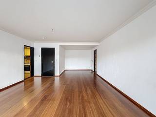 Deze charmante studio aan de Coupure Rechts 30 in Gent combineert comfort, rust en een uitzonderlijke ligging. Met uitzicht op het water beleef je hier elke dag een aangename en serene sfeer, terwijl je toch dicht bij het bruisende stadsleven blijft.De studio aan de Coupure Rechts 30 in Gent biedt een helder en open gevoel dankzij de grote ramen die veel natuurlijk licht binnenbrengen. De leefruimte sluit aan op een klein terras dat uitkijkt op het water, wat de ruimte een rustige en aangename dynamiek geeft.De keuken bevindt zich apart en is praktisch ingericht voor dagelijks gebruik. De badkamer is eenvoudig en functioneel. De ligging aan de Coupure maakt deze studio interessant voor wie graag dicht bij het centrum woont, maar toch wil genieten van een kalme omgeving langs het water. Winkels, horeca en wandelroutes liggen op korte afstand.Indeling: inkomhal - toilet - keuken - woonkamer/slaapkamer - badkamer - terras.Deze studio is onmiddellijk beschikbaar.De gemeenschappelijke kosten in de vorm van een provisie bedragen €120,00 en dienen voor het onderhoud van de gemeenschappelijke delen en voor het privatief verbruik van het water en de verwarming.