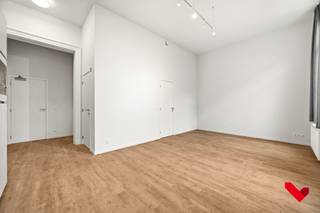 Ce nouveau studio aux finitions haut de gamme bénéficie d'un emplacement privilégié dans une majestueuse maison de maître au cœur de Louvain,...