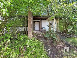 <p><span>Langs de verbindingsweg van Veerle naar Averbode bevindt zich deze grondig te renoveren woning op een royaal perceel van 1.588m². <br />Dankzij de ruime grondoppervlakte, de groene omgeving en de ligging biedt deze eigendom een interessant uitgangspunt voor wie op zoek is naar een renovatieproject, of een afbraak en heropbouw.</span></p><p><span>De bestaande woning met leefruimtes op één verdieping beschikt vandaag over een inkomhal, een woonkamer in L-vorm, een plaats voor een keuken, een badkamer met douche en bad en 3 slaapkamers. <br />In de kelderverdieping is er plaats voor een garage, wasplaats, stookplaats en opbergruimte. De andere helft van de kelder is kruipkelder. <br />Een kruipkelder is ideaal als bijvoorbeeld toegang tot leidingen en kabels, isolatiemogelijkheden: de onderkant van de vloer is bereikbaar, waardoor vloerisolatie relatief eenvoudig kan worden aangebracht én ruimte voor toekomstige aanpassingen: extra leidingen voor een warmtepomp, ventilatie of nieuwe elektriciteitskabels zijn vaak makkelijker aan te leggen. <br />Als het struikgewas en de bomen rondom de voorgevel verwijderd worden, zorgen de grote raampartijen voor natuurlijk licht en creëren op die manier een aangename verbinding met de omgeving rondom het perceel. </span></p><p><span>Deze eigendom is voor wie bereid is om grondig te renoveren of een nieuw woonproject wil realiseren. <br />Men vindt hier een sterke basis op een mooi perceel in een natuurrijke omgeving met een vlotte verbinding naar omliggende gemeentes en autosnelwegen. </span></p><p><span>De combinatie van ruimte, ligging en potentieel maken dit pand interessant voor wie zijn droomwoning wil creëren in de regio Veerle-Averbode.</span></p><p><span> </span></p><p><span>Interesse? Neem gerust contact op voor meer informatie of een bezoek ter plaatse.<br />Contacteer ons voor een bezoek op 013 31 25 22 of mail <span>nathalie@immodiest.be</span></span><span><br />We helpen je met een glimlach verder op zoek naar jouw nieuwe thuis.</span></p><p><span> </span></p><p><span>Belangrijk: Bij afbraak en heropbouw, zijn stedenbouwkundige mogelijkheden, vergunningen en fiscale voordelen steeds onder voorbehoud van goedkeuring door de bevoegde instanties en de geldende voorwaarden. <br />Aankoop mogelijk aan 2% registratiebelasting, indien voldaan aan de wettelijke voorwaarden.</span></p><p><span> </span></p>