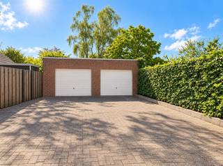 <h3><span>Opbrengsteigendom met 2 appartementen, garages en staanplaatsen </span><span><br /><br />Interessant opbrengsteigendom bestaande uit twee ruime appartementen, gelegen op een gunstige en vlot bereikbare locatie.<br /><br />Het gebouw omvat twee afzonderlijke wooneenheden: een appartement op het gelijkvloers en een duplexappartement op de eerste verdieping. De eigendom kan in zijn geheel worden aangekocht, maar een afzonderlijke aankoop van de appartementen is eventueel ook bespreekbaar.<br /><br />Het gelijkvloers beschikt over een privatieve tuin, terwijl het duplexappartement geniet van een ruim en aangenaam terras. Beide appartementen bieden hierdoor een aantrekkelijke buitenruimte.<br /><br />Daarnaast beschikt elk appartement over een eigen staanplaats én een privatieve garagebox, wat zorgt voor extra comfort en een belangrijke meerwaarde voor zowel bewoners als investeerders.<br /><br />Een veelzijdige eigendom met verschillende mogelijkheden, ideaal voor wie op zoek is naar een solide investering met twee afzonderlijke woonentiteiten en parkeermogelijkheden.<br /><br />Interesse? Contacteer ons voor meer informatie of een bezoek ter plaatse.</span></h3>