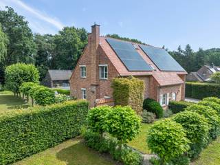 <p>Een charmante, energiezuinige villa met zwembad en indrukwekkend houten poolhouse in het groen van Zoersel</p>
<p>In een rustige, doodlopende straat in Zoersel, verscholen tussen het groen, bevindt zich deze bijzonder charmante woning die uitblinkt in ruimte, licht, comfort en privacy. Dankzij de uitstekende ligging geniet u hier van absolute rust en een groene omgeving, terwijl het centrum, scholen en alle voorzieningen vlot bereikbaar blijven.</p>
<p>Bij het betreden van de woning wordt u meteen omarmd door een warme en uitnodigende sfeer. Een lichte inkomhal met gastentoilet en vestiarekast verwelkomt u in deze charmante woning. De ruime leefruimtes genieten dankzij de grote raampartijen van een overvloed aan natuurlijk licht en staan in directe verbinding met de prachtig aangelegde tuin met zwembad en meerdere terrassen. De combinatie van hoogwaardige materialen, warme accenten en een doordachte indeling zorgt voor een bijzonder aangename woonbeleving.</p>
<p>De woonkamer vormt samen met de eetruimte het hart van de woning en beschikt over een sfeervolle gashaard, die zorgt voor extra warmte en gezelligheid tijdens de koudere maanden. De volledig ingerichte keuken sluit hier harmonieus op aan en biedt alle comfort voor dagelijks gebruik en gezellige momenten met familie en vrienden.</p>
<p>Een elegante houten trap met een prachtige vide leidt u naar de eerste verdieping waar de slaapkamers zich bevinden. De woning beschikt over een ruime mastersuite met een royale dressing en een stijlvolle badkamer, waardoor een echte privé-oase ontstaat. Daarnaast zijn er drie zeer ruime kinderkamers. Eén van deze kamers geniet dankzij de rechtstreekse verbinding met een volledig ingerichte zolderverdieping over een unieke extra ruimte, ingericht als een echte droomstudio voor elk kind. De kinderen beschikken bovendien over een aparte, ruime badkamer, uitgerust met een bad, inloopdouche, lavabo en toilet.</p>
<p>Verder beschikt de woning over een ruime waskamer, een praktische garage voor één wagen en een carport, waardoor ook op praktisch vlak aan alle comfort werd gedacht.</p>
<p>De zonnige, volwassen tuin met zwembad biedt volledige privacy en vormt de ideale setting voor lange zomeravonden, gezellige diners of ontspannen momenten met familie en vrienden.</p>
<p>Een absolute blikvanger van deze eigendom is het indrukwekkende houten poolhouse in de tuin. Dit stijlvolle bijgebouw vormt een volwaardige tweede leefruimte en is uitgerust met een gezellige zitruimte met kachel, een sfeervolle bar, een aparte bureauruimte, een sauna, douche en toilet. Hierdoor biedt het poolhouse een uitzonderlijke flexibiliteit: van ontspannings- en wellnessruimte tot volwaardige werk- of gastensuite. In combinatie met het zwembad, de zonnige terrassen en het omliggende groen ontstaat hier een unieke buitenbeleving met een permanent vakantiegevoel in eigen tuin.</p>
<p>Ook op vlak van energiezuinigheid scoort deze woning uitstekend dankzij de talrijke zonnepanelen, goed voor een gunstig EPC-label B, waardoor hedendaags comfort perfect gecombineerd wordt met duurzaam wonen.</p>
<p><strong>Bijzonderheden</strong></p>
<ul>
<li>Zee van ruimte en uitzonderlijke lichtinval</li>
<li>Prachtig aangelegde tuin met zwembad</li>
<li>Imposant houten poolhouse met wellness- en leeffaciliteiten</li>
<li>Energiezuinig wonen met EPC-label B</li>
<li>Aanzienlijke zonnepaneleninstallatie (PV)</li>
<li>Asbestvrij</li>
</ul>
<p>Kortom: een uitzonderlijk charmante en energiezuinige villa waar ruimte, licht, natuur en luxe buitenbeleving samenkomen. Een unieke thuis voor wie op zoek is naar rust, privacy en een hoogwaardige woonomgeving in het groene Zoersel.<br /><br />Voor meer informatie of bezoek aan deze gezellige woning neem contact met Sigalit via sigalit@reds.be of op 0475668474</p>
