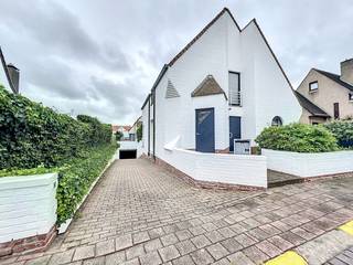 Gesloten garagebox met manuele garagepoort.Afmetingen: 4,96 m x 2,88 m1 lichtpunt aanwezigBuitenpoort met sleutelbediening, of met afstandsbediening. ...