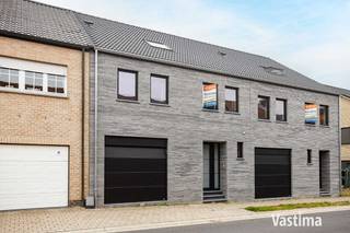 Texte en français ci-dessous / Franstalige tekst onderstaande.<br /><br />NL - Welkom in jouw toekomstige thuis: een bijzonder ruime, lichtrijke en tijdloze nieuwbouwwoning met tuin en inpandige garage. Deze woning biedt alles wat een koppel of gezin nodig heeft voor een comfortabel en modern leven.<br /><br />! KORTING - Bij aankoop van deze woning ontvangt u gedurende 5 jaar een korting van 50% op uw onroerende voorheffing want E-PEIL 16!<br /><br />Bij het betreden van de woning word je verwelkomd door de riante en lichtrijke open leefruimte en keuken (54 m²) met zicht op, en directe toegang tot, de tuin. De grote bergruimte is de ideale plek voor het plaatsen van jouw was- en droogmachine alsook voor opslag. De inpandige garage laat jou toe jouw wagen veilig te parkeren en fietsen te stallen.<br /><br />Op het verdiep beschikt de woning over 3 comfortabele slaapkamers, 2 moderne badkamers en een verder in te richten zolderverdieping die naar eigen wens kan worden benut, bijvoorbeeld als extra slaapkamer, hobbyruimte of home office.<br /><br />De zuidwest georiënteerde tuin zorgt voor een oase van rust en een perfecte plek om te ontspannen of te entertainen.<br /><br />Met de aankoop van deze woning ben je klaar voor de toekomst: Je geniet van comfortabele temperaturen dankzij de PVC– dubbel glas ramen, verwarming via een warmtepomp (lucht/water) met buitenunit en warmtepompboiler, vloerverwarming op alle verdiepen. Daarnaast zijn zonnepanelen geïnstalleerd om te voorzien in duurzame energie, een ventilatiesysteem D zorgt voor gezonde lucht in huis en een videofoon biedt extra veiligheid en gemak. Een gescheiden rioleringsstelsel met septische put en regenwaterput van 10.000 liter zorgen voor efficiënt waterbeheer. De akoestisch ontdubbelde gemene muren met de buren garanderen rust en privacy.<br /><br />De geafficheerde prijs is exclusief isolatie dak / Zonnepanelen (7 stuks) / Tuin nivellering en gras. Indien gewenst kan de woning volledig worden afgewerkt volgens lastenboek bij lokale leveranciers aan 447.000,00 EURO.<br /><br />Deze woning is perfect voor koppels en gezinnen die op zoek zijn naar comfort, duurzaamheid, locatie en modern gemak. Mis deze unieke kans niet en maak van deze prachtige nieuwbouwwoning jouw nieuwe thuis!<br /><br />De aanpalende nieuwbouwwoning wordt ook verkocht via immo Vastima. Alle info op onze website – www.vastima.be.<br /><br />Verkoop onder 21% BTW / Grond 12%. Geafficheerde verkoopprijzen exclusief kosten.<br /><br />FR - Bienvenue dans votre future maison : une maison neuve particulièrement spacieuse, lumineuse et intemporelle, avec jardin et garage intégré. Cette habitation offre tout le nécessaire à un couple ou à une famille pour une vie confortable et moderne.<br /><br />! RÉDUCTION – Lors de l’achat de cette maison, vous bénéficiez pendant 5 ans d’une réduction de 50 % sur le précompte immobilier, grâce à un niveau E de 16 !<br />Dès l’entrée, vous êtes accueilli(e) par un vaste et lumineux espace de vie ouvert avec cuisine (54 m²), offrant une vue sur le jardin et un accès direct à celui-ci. Le grand espace de rangement est idéal pour l’installation d’une machine à laver et d’un sèche-linge, ainsi que pour le stockage. Le garage intégré permet de stationner votre véhicule en toute sécurité et d’y entreposer des vélos.<br /><br />À l’étage, la maison dispose de 3 chambres confortables, de 2 salles de bains modernes et d’un grenier aménageable, pouvant être utilisé selon vos souhaits comme chambre supplémentaire, espace hobby ou bureau à domicile.<br /><br />Le jardin orienté sud-ouest constitue un véritable havre de paix et un endroit idéal pour se détendre ou recevoir.<br /><br />Avec l’achat de cette maison, vous êtes prêt(e) pour l’avenir : vous profitez de températures agréables grâce aux châssis en PVC avec double vitrage, d’un chauffage par pompe à chaleur (air/eau) avec unité extérieure et boiler thermodynamique, ainsi que d’un chauffage par le sol à tous les niveaux. Des panneaux photovoltaïques assurent une production d’énergie durable, un système de ventilation D garantit un air intérieur sain et un vidéophone offre sécurité et confort supplémentaires. Le système d’égouttage séparé, combiné à une fosse septique et une citerne d’eau de pluie de 10.000 litres, permet une gestion efficace de l’eau. Les murs mitoyens acoustiquement doublés avec les voisins garantissent calme et intimité.<br /><br />Le prix affiché n’inclut pas : l’isolation du toit / les panneaux solaires (7 unités) / le nivellement du jardin et l’ensemencement du gazon.<br /><br />Si souhaité, la maison peut être entièrement achevée selon le cahier des charges, auprès de fournisseurs locaux, pour un prix de 447.000,00 EUR.<br /><br />Cette maison est idéale pour les couples et les familles à la recherche de confort, de durabilité, d’un bon emplacement et de commodités modernes. Ne manquez pas cette opportunité unique et faites de cette superbe maison neuve votre nouveau chez-vous ! La maison neuve attenante est également proposée à la vente par Immo Vastima.<br /><br />Toutes les informations sont disponibles sur notre site web – www.vastima.be. <br /><br />Vente soumise à la TVA de 21 % / Terrain à 12 %. Prix de vente affichés hors frais.<br />