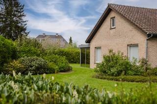 Deze verzorgde gelijkvloerse villa is gelegen op een perceel van maar liefst 1.171 m² in de rustige Lentedreef, een doodlopende straat in...