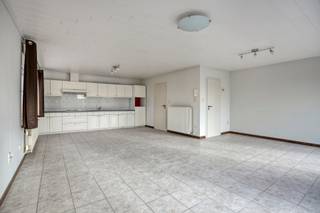 <p>Dit ruime appartement van <b>130 m²</b> bevindt zich op de eerste verdieping boven de Basic-Fit, naast de Hanuitsesteenweg 171 in Landen. Hier combineer je een <b>vlotte bereikbaarheid</b> met <b>open zichten</b> achteraan.</p>
<p></p>
<p>Zonlicht valt binnen via <b>grote ramen</b> en vult de leefruimte met een gezellige, lichtrijke sfeer, terwijl de <b>open keuken</b> naadloos aansluit op het woongedeelte en zo een perfect <b>samenspel van ruimte en licht </b>creëert.</p>
<p></p>
<p>Het appartement beschikt verder over <b>twee volwaardige slaapkamers</b>, een <b>recent vernieuwde badkamer met inloopdouche</b>, een <b>apart toilet</b> en een praktische <b>bergruimte/wasplaats</b>.</p>
<p></p>
<p>Een absolute troef is het <b>zuidgericht terras van 40 m²</b>, waar je de hele dag door van de zon kan genieten.</p>
<p></p>
<p>Daarnaast hoort er ook een <b>garagebox </b>aan de achterzijde van het gebouw bij het appartement.</p>
<p></p>
<p><b>Op zoek naar ruimte, licht en de mogelijkheid om dit appartement volledig naar eigen smaak af te werken?</b></p>
<p><br />Contacteer ons voor een bezoek en ontdek het potentieel ter plaatse.<br /><br /></p>
<p>Alle bijhorende documenten kan u downloaden onderaan de omschrijving van het pand op onze website <span>www.jamar.immo</span>.</p>
