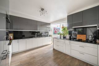 Deze instapklare bungalow is ideaal voor wie comfort, ruimte en rust wil combineren. Gelegen in een residentiële wijk in Bissegem, biedt deze woning 160 m² woonoppervlakte op een perceel van 573 m². Mooie tuin met bijgebouw. De woning beschikt over een aangename leefruimte met open haard, keuken, 3 slaapkamers en een badkamer. Dankzij de praktische gelijkvloerse indeling zijn alle leefruimtes vlot toegankelijk. Buiten geniet je van een mooie tuin met terras en een ruime oprit.TROEVEN: rustige ligging, volledig gelijkvloers, ruime tuin, ruime oprit, EPC C en centrale verwarming op aardgas.Voor wie is dit ideaal? Voor gezinnen, koppels of wie op zoek is naar een comfortabele woning zonder trappen.Te koop via Immo Beguin, jouw vastgoedexpert sinds 2009. Met kantoren in Ronse, Waregem, Kortrijk, Deinze, Doornik, Lessines, Moeskroen en Nieuwpoort.Bezoek na afspraak met IMMO BEGUIN: Louis@immobeguin.be