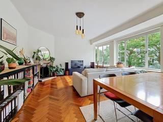 <p><span> </span></p><p><span>BEZOEKMOMENT VOLZET</span></p><p><span>Gelegen tussen het gezellige Muinkpark en het Koning Albertpark geniet dit lichtrijke appartement van een uitstekende ligging voor wie graag rustig woont, met het bruisende stadsleven binnen handbereik.</span></p><p><span>Via de inkomhal met apart gastentoilet komt u terecht in de ruime en zonnige leefruimte (28 m²), waar de sierhaard voor extra charme zorgt. De volledig ingerichte keuken beschikt over een dubbele spoelbak, vaatwasser, gasvuur, oven, dampkap en koelkast met diepvriesvak. Aansluitend bevindt zich een praktische berging met ingemaakte kasten.</span></p><p><span>Verder biedt het appartement twee volwaardige slaapkamers van 13,5 m² en 16 m², een aparte dressing met ingemaakte kasten en een handige wasplaats. De badkamer is uitgerust met een dubbele wastafel, een tweede toilet en een ligbad met douchescherm.</span></p><p><span>Als extra troef beschikt de residentie over een gemeenschappelijke fietsenberging.</span></p><p><span>Op zoek naar een ruim, lichtrijk appartement op een toplocatie in Gent? Dan is dit zonder twijfel een bezoek waard!</span></p>