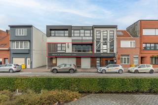 <strong>Modern 2-slaapkamer appartement met terras te Turnhout.</strong><br /><span>EPC: 183 kWh/m² | Beschikbaar: onmiddellijk | Geen gemeenschappelijke kost!</span><br /><br /><strong>Bezoek aanvragen kan via deze link</strong><span>: https://dilegno.mijnhuurprofiel.be/property/2dc75b87-87a0-4cde-b78a-b69958b9a422</span><br /><br /><strong>Omschrijving:</strong><br /><span>We betreden dit appartement op de eerste verdieping via de trap. De inkomhal geeft direct uit op de lichtrijke woonkamer met open, keuken. De keuken beschikt over een kookvuur, dampkap, koelkast, oven, dubbele spoelbak en vaatwasser. <br /><br />Tevens biedt de inkomhal toegang tot het aparte toilet, de praktische berging/wasplaats, de 2 slaapkamers en de badkamer. De badkamer is uitgerust met een douche, ligbad en een badkamermeubel met wastafel. Vanuit de woonkamer kan men het terras vooraan betreden.</span><br /><br /><strong>Algemeen:</strong><br /><span>- Beschikbaar: onmiddellijk<br />- EPC: 183 kWh/m² </span><br />- Terras<br />- <span>Geen gemeenschappelijke kost!</span>