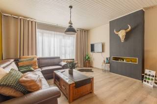 <h1><span>Charmante instapklare woning met 190 m² bewoonbare oppervlakte op toplocatie in Rupelmonde</span></h1><p><span>Op zoek naar een charmante woning met ruimte, comfort én tal van mogelijkheden? Deze instapklare woning, gelegen op een mooie locatie in Rupelmonde, combineert een aangename woonomgeving met een praktische indeling en een interessante uitbreidingspotentie.</span></p><p><span>Op wandelafstand bevinden zich de Markt, gezellige wandel- en fietsroutes en de prachtige omgeving langs de Schelde. Een ideale ligging voor wie houdt van rust, natuur en de nabijheid van het dorpscentrum.</span></p><p><span>Indeling</span></p><p><span>Op het gelijkvloers verwelkomt de inkomhal u in de ruime leefruimte met open, ingerichte keuken. Verder beschikt deze verdieping over een ingerichte badkamer, een aangenaam terras en een tuin waar u in alle rust kunt genieten. Het gemetselde tuinhuis biedt extra bergruimte.</span></p><p><span>Op de eerste verdieping bevinden zich drie slaapkamers, ideaal voor een gezin, een thuiswerkplek of een hobbyruimte.</span></p><p><span>Extra troeven en mogelijkheden</span></p><p><span>De woning beschikt over een bewoonbare oppervlakte van circa </span><span>190 m²</span><span> en is uitgerust met centrale verwarming op aardgas, met een nieuwe condensatieketel.</span></p><p><span>Momenteel heeft de woning een plat dak met roofing. Wie op zoek is naar extra ruimte en toekomstmogelijkheden, kan onderzoeken of een zadeldak kan worden gerealiseerd. Dit biedt potentieel om de woonruimte verder uit te breiden en eventueel bijkomende kamers te creëren, afhankelijk van de technische haalbaarheid en de geldende voorschriften.</span></p><p><span>Ook parkeren vormt hier geen probleem.</span></p><p><span>Een woning met potentieel op een gegeerde locatie!</span></p><p><span>Deze charmante woning is een interessante opportuniteit voor wie comfortabel wil wonen en tegelijk de mogelijkheid wil benutten om de woning naar eigen wensen verder te ontwikkelen.</span></p><p><span>Laat u verrassen door de ruimte, de ligging en de vele mogelijkheden die deze woning te bieden heeft!</span></p><p><span>Interesse? Neem contact op met Immo Twins voor meer informatie of een bezoek ter plaatse via 052/55.55.55 of </span><span><span>info@immotwins.be</span></span><span>.</span><span> </span></p>