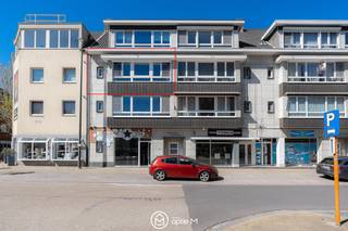 <h2><span>Dit gerenoveerde appartement te koop op de tweede verdieping is gelegen met een mooi zicht op het Sint-Hubertusplein in Hasselt en geniet van een zeer centrale ligging.</span></h2>
Winkels bevinden zich vlakbij en er is parkeergelegenheid in de onmiddellijke omgeving. Bovendien bevindt het appartement zich op wandelafstand van het centrum van Hasselt en het station.<br /><br />Het appartement werd de afgelopen jaren vernieuwd met onder meer nieuwe ramen, een aangepaste cv-ketel, nieuwe vloeren, een nieuwe keuken en een vernieuwde badkamer. Dankzij de grote raampartijen geniet de leefruimte van veel natuurlijke lichtinval en een aangenaam uitzicht op het plein.<br />Via de inkomhal komt u in de ruime leefruimte met sierschouw, waar onder het plafond plafondisolatie werd voorzien.<br />De aparte keuken is uitgerust met een kookplaat, dampkap, oven en vaatwasser. In het volledige appartement liggen donkergrijze vinyltegels, wat zorgt voor een moderne en onderhoudsvriendelijke afwerking.<br />De badkamer werd vernieuwd en beschikt over een ruime douche met zwarte mozaïekwandtegels en een badmeubel met enkele lavabo. Daarnaast is er een apart toilet met handwasbakje.<br /><br />Het appartement beschikt over twee slaapkamers. De eerste slaapkamer bevindt zich aan de achterzijde en geeft toegang tot het terras. In deze kamer bevindt zich ook de verwarmingsketel. Daarnaast is er een ruime masterslaapkamer met een groot raam.<br />Verder is er nog een praktische bergruimte voorzien in de inkomhal.<br />Bij het appartement hoort kelderberging nummer 21.<br />In het gebouw is geen gemeenschappelijke fietsenstalling en zijn er geen autostaanplaatsen. Parkeren kan gratis op het plein aan de binnenzijde en op de parkeerstrook tegenover de winkels. Aan de buitenzijde geldt bewonersparkeren.<br />
<p>Troeven van dit appartement</p>
<ul>
<li><span>Zeer centrale ligging met zicht op het Sint-Hubertusplein</span></li>
<li><span>Op wandelafstand van het centrum van Hasselt en het station</span></li>
<li><span>Winkels en voorzieningen vlakbij</span></li>
<li><span>Veel lichtinval in de leefruimte</span></li>
<li><span>Gerenoveerd appartement</span></li>
<li><span>Nieuwe ramen 2015</span></li>
<li><span>Nieuwe vloeren</span></li>
<li><span>Vernieuwde keuken en badkamer</span></li>
<li><span>Elektriciteit conform</span></li>
<li><span>Terras aan de achterzijde</span></li>
<li><span>Kelderberging inbegrepen (nr. 21)</span></li>
<li><span>Parkeermogelijkheden vlakbij</span></li>
</ul>
Interesse in dit appartement te koop in Hasselt? Contacteer ons via Optie M vastgoed I carine@optie-m.be I 0478/41 58 70.<br /><br />Wil je weten wat jouw woning waard is? Contacteer ons via bovenstaande gegevens.<br />SI: VG / WG / GMO / GVKR / GVV