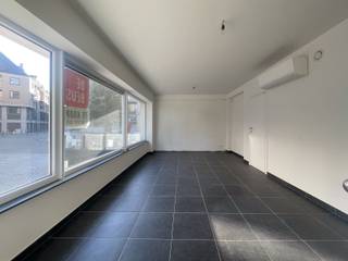 - Kantoor/ winkel met brede façade- Vlot bereikbaar - Instapklaar Dit kantoor is zéér goed gelegen in hartje centrum, op wandelafstand van het...