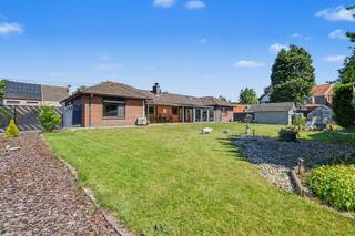 <p><span>Ruime laagbouwwoning op een mooi perceel van 1.373m²</span></p><p><span> </span></p><p><span>Dit betreft een uitstekend gelegen open bebouwing type bungalow met o.a. 2 slaapkamers en een dubbele garage.</span></p><p><span>De woning is gelegen in een residentiële woonstraat en beschikt over een zeer vlotte mobiliteit richting Antwerpen, Gent, Sint-Niklaas & Hulst door de nabijheid van E34 en N403. </span></p><p><span>Tevens heeft het perceel een straatbreedte van ca. 48m waardoor er zeer veel mogelijkheden zijn naar uitbreiding of projectontwikkeling toe. </span></p><p><span>De onberispelijke staat van onderhoud, het veelzijdige vloerplan en het interessante perceel zijn slechts enkele van de troeven.</span></p><p><span> </span></p><p><span>INDELING</span></p><p><span>Oprit met plaats voor meerdere wagens.</span></p><p><span>Inkomhal.</span></p><p><span>Ruime woonkamer met veel lichtinval een 100% interactie tot de tuin.</span></p><p><span>Aparte keuken met ruimte voor eettafel.</span></p><p><span>Verscheidene bergruimten aan de keuken.</span></p><p><span>Apart toilet.</span></p><p><span>2 slaapkamers.</span></p><p><span>Badkamer met inloopdouche, lavabomeubel en toilet.<br />Veranda met deels overdekt terras.</span></p><p><span>Dubbele garage met extra bergruimte.</span></p><p><span>(Berg)zolder over de gehele oppervlakte van de woning.</span></p><p><span>Zeer ruime en aangename tuin.</span></p><p><span> </span></p><p><span>EXTRA</span></p><p><span>Bouwjaar 1985, in onberispelijke staat van onderhoud. </span></p><p><span>ALU ramen met dubbele beglazing en rolluiken.</span></p><p><span>Airco voorzien in verscheidene ruimtes.</span></p><p><span>CV op aardgas.</span></p><p><span>Straatbreedte van ca. 48m.</span></p><p><span>Uitstekend gelegen op de grens Sint-Pauwels/Kemzeke op wandelafstand van centrum Kemzeke.</span></p><p><span>Zeer vlotte mobiliteit via E34 (Antwerpen-Gent), N403 (St-Niklaas-Hulst) en lokale invalswegen.</span></p><p><span> </span></p><p><span>EPC: 362kWh/m² - Label D</span></p><p><span>Wg - Vg - Gvv - Gvkr - Gmo</span></p><p><span> </span></p><p><span> </span></p>