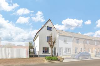 Voor meer info of een bezoek, bel 054 69 39 34 - VOOR DE SNELLE BESLISSERS - Op een uitstekende ligging in Denderleeuw bevindt zich deze...