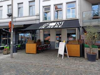 Dit instapklaar horeca pand is gelegen op het Eilandje, vlakbij het MAS.<br />Op het gelijkvloers (+/-110m²) bevindt zich de bar, verbruikszaal en keuken, met doorgang naar de kelder. De 1ste verdieping (+/-110m²) biedt nog extra zitplaatsen, alsook nog extra berging en toiletten. Voor het pand zijn er nog 2 ruime terrassen, aan het pand en aan de overkant van de straat.<br />Overname: te bespreken.<br />Contacteer ons voor verdere informatie.