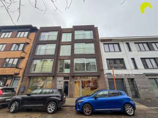 <p><span>Gezellig appartementje met 1 slaapkamer te Mortsel!</span></p><p><span>Op een zeer centrale ligging in hartje Mortsel vinden we dit gezellige appartementje op de tweede verdieping van een recent gebouw met lift.</span></p><p><span>Met trein, tram en bus in de directe omgeving en het winkelcentrum van Mortsel om de hoek, is dit een ideale locatie.</span></p><p><span> </span></p><p><span>Indeling: </span></p><p><span>We komen binnen in de inkomhal, die ons naar de gezellige woonkamer met open keuken leidt.</span></p><p><span>De keuken omvat een koelkast, combi-oven, inductie kookplaat, een dampkap en kastruimte.</span></p><p><span>De badkamer is uitgerust met een douche-cabine, een lavabomeubel en een toilet. Ook aansluiting voor een wasmachine is hier voorzien.</span></p><p><span>Aansluitend is er de slaapkamer die toegang geeft tot het deels overdekte terras (7 m²).</span></p><p><span>Overal in het appartement loopt de grijze tegelvloer door.</span></p><p><span> </span></p><p><span>Bijzonderheden: </span></p><ul><li><span>Geen gemeenschappelijke kosten</span></li><li><span>Huurwaarborg 3 maanden</span></li><li><span>Plaatsbeschrijving €225/partij</span></li><li><span>Beschikbaarheid: 1/03/2026</span></li><li><span>EPC B: 102 kWh/(m²/jaar)</span></li></ul><p><span> </span></p><p><span> </span></p><p><span>Boek nu zelf ONLINE uw afspraak in. Surf naar het betreffende eigendom op onze website <span>www.habicom.be</span></span><span> en klik op de roze knop </span><span>'PLAN EEN BEZOEK'</span><span>. <br />Kies het moment dat u het beste uitkomt, vul de gevraagde contactgegevens in en klik nadien op verzenden om te bevestigen.</span></p><p><span> </span></p>