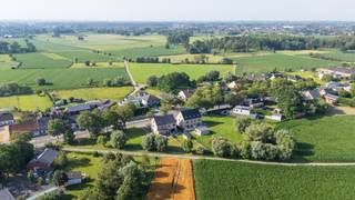 Op zoek naar een prachtig gelegen hoekperceel te Buggenhout? Dan kan deze villagrond gelegen op een centrale locatie, met een uitstekende verbinding naar Brussel, Antwerpen en Gent. Niettemin geniet je hier van rust en groen, met in de buurt het Buggenhout-bos. Winkels, scholen, openbaar vervoer, je hebt er alles binnen handbereik. Deze bouwgrond heeft een oppervlakte 1.130 m² en geen bouwverplichting. Voor meer info bel naar Hyboma op 051/480 980.