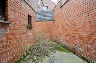 <p>Dit gebouw in het centrum van Denderleeuw ligt op wandelafstand van het station en biedt veel potentieel en mogelijkheden. Dankzij de centrale ligging is dit pand ideaal voor investeerders of wie wonen en werken wil combineren.</p><p></p><p>Op het gelijkvloers bevinden zich twee afzonderlijke handelsruimten met een koer, wat diverse commerciële invullingen mogelijk maakt. Via een gemeenschappelijke inkom is er toegang tot het appartement op de eerste en tweede verdieping.</p><p></p><p>Het ruime appartement biedt veel ruimte en tal van mogelijkheden.</p><p></p><p>Het pand dient volledig gerenoveerd te worden en vormt een interessante opportuniteit voor wie op zoek is naar een project met potentieel in Denderleeuw. Neem gerust contact op voor meer informatie of een bezoek.</p>