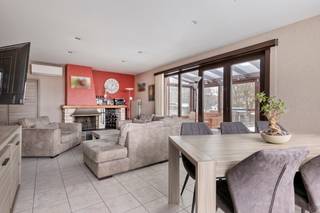 immo DAVID presenteert u deze perfect instapklare villa op 5a 89ca.Deze stijlvol gerenoveerde villa, gelegen pal op de grens met Wemmel, is absoluut...