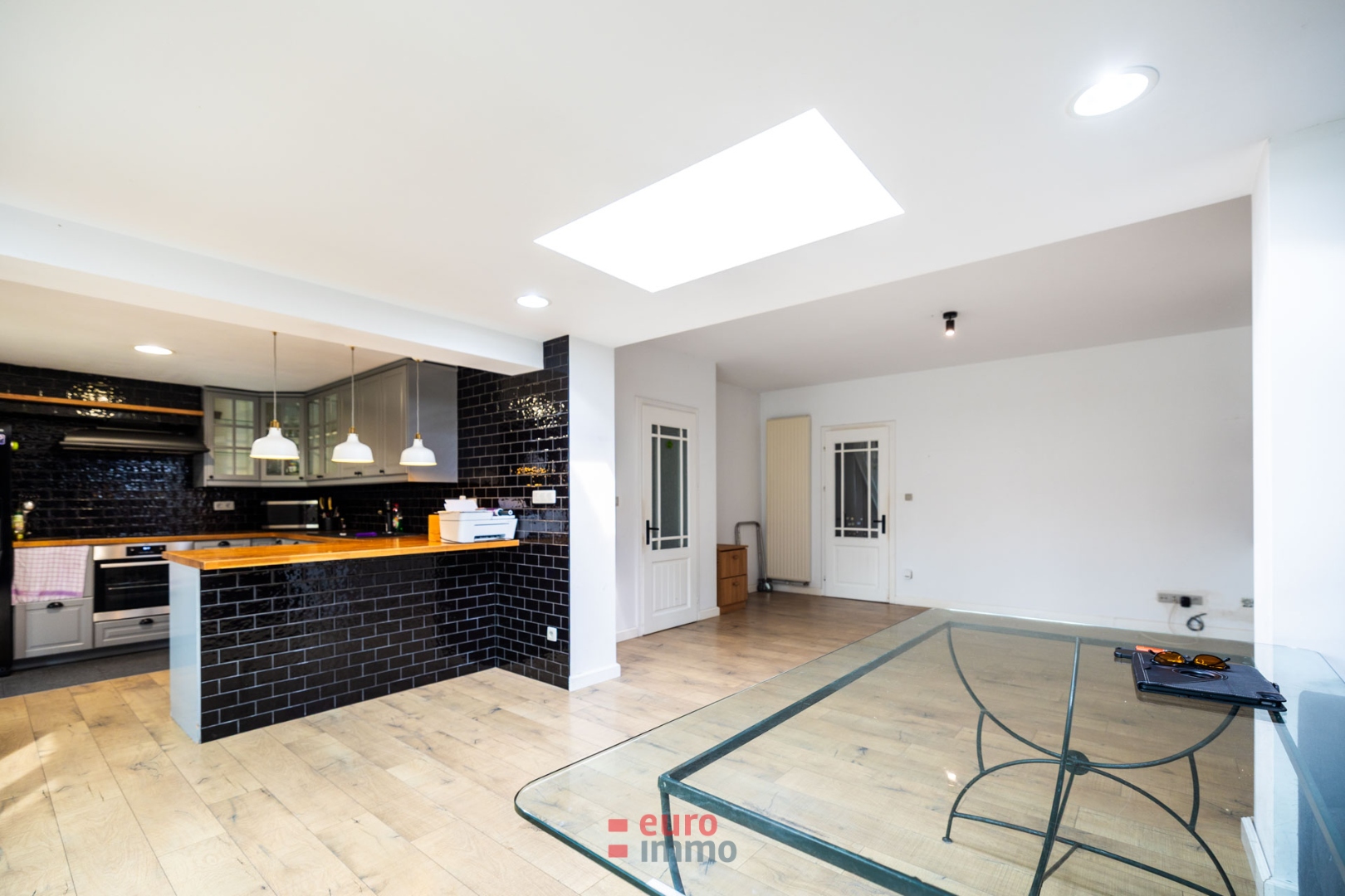 PROPRIÉTÉ DE PREMIER CHOIX À NIEUWPOORT-STAD : MAISON MITOYENNE TRÈS SPACIEUSE, ENTIÈREMENT RÉNOVÉE, AVEC GARAGE ET JARDIN ! - photo 4