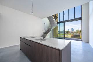 Ontdek deze unieke loft in Residentie Loft, een voormalige ijsfabriek die met respect voor haar rijke geschiedenis werd omgetoverd tot een exclusieve woonresidentie. Gelegen in de bruisende en vernieuwende wijk Oosteroever in Oostende, op een steenworp van zee en strand, geniet u hier van een uitzonderlijke combinatie van karakter, ruimte en modern wooncomfort. Deze prachtige loft beschikt over twee slaapkamers, een aangenaam terras en een indrukwekkende leefruimte waar grote raampartijen zorgen voor een overvloed aan natuurlijk daglicht. De hoge plafonds, open architectuur en hoogwaardige afwerking creëren een uniek gevoel van ruimte en luxe. Bovendien geniet u van een schitterend open zicht op het centrale park, een oase van rust midden in deze dynamische nieuwe stadswijk. De authentieke industriële uitstraling, gecombineerd met hedendaagse architectuur en verfijnde materialen, geeft deze loft een bijzonder exclusief karakter. Of u nu op zoek bent naar een stijlvolle vaste woonst, een luxueus tweede verblijf aan zee of een unieke vastgoedinvestering, deze loft biedt een uitzonderlijke woonbeleving op een van de meest veelbelovende locaties van Oostende. Contacteer ons vandaag nog voor meer informatie of een bezoek ter plaatse!