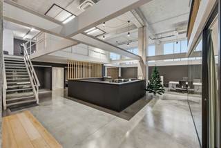 <p>Unieke kans in Leuven: eigentijdse kantoren van ±300 m² (200 m² + mezzanine 100 m²), volledig ingericht door Deux Chevaux.</p>
<p><strong>Hoogtepunten:</strong></p>
<ul>
<li>
<p>10 tot 28 werkplekken afhankelijk van de indeling</p>
</li>
<li>
<p>Volledig uitgeruste keuken en privé sanitair met douche</p>
</li>
<li>
<p>Hoge plafonds, LED-verlichting, airconditioning & verwarming via warmtepompen</p>
</li>
<li>
<p>Dubbel glas, alarmsysteem en privaat toegang op gelijkvloers</p>
</li>
<li>
<p>2 ondergrondse parkeerplaatsen inbegrepen</p>
</li>
<li>
<p>Modern gebouw (2019), goed bereikbaar en dichtbij het centrum</p>
</li>
</ul>
<p><strong>Verkoop via share deal – ideaal voor investeerders of eigen gebruik.</strong></p>