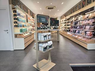 Handelsgebouw te huur in hartje Mortsel! Volledig gebouw – ideaal voor commerciële activiteiten. Dit handelspand in het hart van Mortsel biedt...