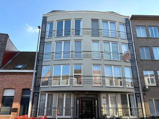 Appartement met 2 slaapkamers op wandelafstand van het centrum.Indeling en omschrijving:Inkomhal met rechts hiervan de woonkamer en keuken, voorzien...
