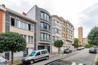 1200 WOLUWE-SAINT-LAMBERT (Debelderstraat 6) - Gelegen op een steenworp afstand van het Tombergplein, op loopafstand van alle voorzieningen (scholen, parken, speelplaatsen, buurtwinkels, restaurants, supermarkten, ...) biedt TREVI u een mooi, modern appartement aan op de 3e verdieping van een klein appartementencomplex. Dit appartement is als volgt ingedeeld: inkomhal met apart toilet, woonkamer, volledig uitgeruste keuken, balkon, nachthal, badkamer, 2 slaapkamers, achterterras en garage. De water-, gas- en elektriciteitsmeters zijn individueel. Gemeenschappelijke kosten: forfaitair bedrag van 30 € / maand voor gemeenschappelijk verbruik en garage voor 100 € / maand. Beschikbaar vanaf: 01/12/2026 voor een huurovereenkomst van min. 3 jaar. EPC: D- Meer informatie en bezichtigingen aanvragen bij Louis Meert 0477 57 98 87 of via e-mail LMEERT@TREVI.BE