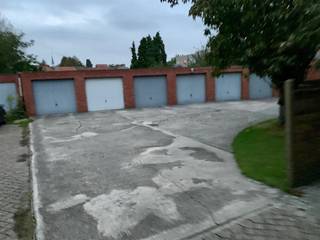 Garage spacieux de 14 m² à louer, idéalement situé à proximité du parc municipal, de l'hôpital et du cinéma. Il bénéficie également d'un emplacement idéal à proximité de plusieurs immeubles d'habitation, ce qui le rend adapté à de multiples usages, tels que le stationnement d'une voiture ou d'une moto, ou encore comme espace de stockage. Le garage est équipé d'une porte automatique et est disponible immédiatement. Ses dimensions sont de 2,70 m sur 5,20 m. Grâce à sa situation centrale, le garage est facilement accessible.