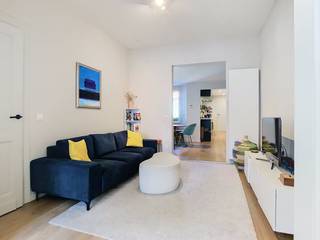 Bent u op zoek naar een instapklare woning met een uitstekende ligging? Dan is dit recent gerenoveerde huis in Zwijndrecht beslist iets voor u. Dankzij de doordachte renovatie geniet u hier van modern wooncomfort gecombineerd met een gunstig EPC en zonnepanelen. Een ideale kans voor wie comfortabel wil huren op een strategische locatie.<br /><br />De bereikbaarheid van dit pand is uitstekend. Gelegen in het gezellige dorp van Zwijndrecht, bevindt u zich op loopafstand van scholen, winkels en openbaar vervoer. Vlakbij de woning kunnen kinderen zich uitleven in de grote speeltuin. Ook de sportliefhebbers onder ons vinden hier hun gading in het skatepark, de basketbal- en voetbalterreinen en de sporthal.<br /><br />Indeling van het pand:<br /><br />Gelijkvloers:<br />Inkomhal<br />Lichtrijke leefruimte<br />Ingerichte keuken<br />Toilet<br />Gezellige, zonnige tuin met terras (40 m²)<br /><br />Verdieping 1:<br />Slaapkamer 1<br />Slaapkamer 2<br />Badkamer met inloopdouche en toilet<br /><br />Verdieping 2:<br />Slaapkamer 3<br /><br />Deze gesloten bebouwing kan ook volledig of gedeeltelijk gemeubeld aangeboden worden, mits een te bespreken meerprijs<br /><br />Bent u benieuwd naar deze prachtige woning?  <br />Om een bezoek te brengen vragen wij vooraf uw huurprofiel aan te maken als volgt: ga naar het pand op onze website: www.dewaele.com. Bij het pand ziet u een rode knop "bezoek aanvragen". Als u daar klikt, kan u het huurprofiel aanvullen.<br />Tot binnenkort?