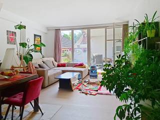 Schitterend gelegen, op enkele stappen van het Zimmerplein, het park, een groot parkeerterrein en alle andere faciliteiten die een binnenstad als Lier te bieden heeft, vindt men dit leuk appartement op de eerste verdieping van een blokje met slechts twee entiteiten. De ingang is zo goed als privé, zodat deze plaats biedt voor enkele fietsen en/of dienst kan doen als vestiaire. Op de eerste verdieping geeft de eigen hal toegang tot de ruime en zeer lichtrijke open leefruimte met toegang tot het deels overdekte terras van 20 m². Men heeft er geen inkijk. De keuken ligt in een nis en is ingericht met een keramische kookplaat en oven (geen koelkast, noch vaatwasser). Verder vindt men hier een ruime slaapkamer met ingebouwde kast, een apart toilet en een badkamer met enkele lavabo en ligbad. <br />Er is geen lift aanwezig waardoor geen gemeenschappelijke kosten moeten worden aangerekend.