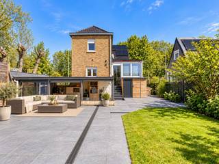Instapklare open bebouwing, gelegen op 330m² te Oostduinkerke vlakbij de Simli Duinen van Nieuwpoort en op 800m van het strand. Kan zowel als vaste woonst als vakantiewoning aangewend worden. Gelegen in toeristische zone (vergunning voor erkende vakantiewoning kan dus verkregen worden). Deze woning is doorheen de jaren gerenoveerd door de eigenaars. Het gelijkvloers bestaat uit een inkom, gezellige living, ingerichte keuken met aansluitend een lichtrijke verandaruimte, droge kelder, apart toilet en een traphall. De eerste verdieping bestaat uit 4 ruime slaapkamers en een ruime badkamer. Tevens is er nog een bergzolder toegankelijk vanuit de hall. De woning beschikt over een zuidwest gerichte tuin voorzien van een buitenkeuken. Ook zijn er 2 kelderbergingen aanwezig. Zonnepanelen en thuisbatterijen geïnstalleerd. 4 privé-parkeerplaatsen voorzien. Geen renovatieplicht. Asbestveilige woonst. Benieuwd naar meer? Aarzel niet om contact op te nemen voor meer informatie of een bezoek ter plaatse. EPC: 383 UC: 3586240 (Ref. NI26570)