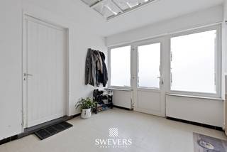 Voor meer info en foto’s, surf naar www.swevers.be – Op een rustige locatie in Paal, vlak bij winkels, scholen en ontspanning, vind je deze vrijstaande woning met 170 m² bewoonbare oppervlakte op een perceel van 5a 16ca. De woning uit 1955 kreeg in 2024 al een eerste opfrissing met een vernieuwde woonkamer en biedt verder nog heel wat renovatiemogelijkheden. Op het gelijkvloers vind je o.a. een lichtrijke keuken van 14 m², een ruime woonkamer van 40 m² met zicht op de tuin, een slaapkamer, badkamer, berging en inpandige garage. Boven zijn er 2 slaapkamers, een bureau en een zolderruimte die kan dienen voor opslag . Ook de kelder biedt extra bergruimte. De zuidwestelijk georiënteerde tuin is een troef voor wie graag buiten leeft. Rolluiken zorgen voor comfort en isolatie. Dankzij de centrale ligging geniet je van een vlotte verbinding naar Hasselt, Leuven en Brussel, met tal van voorzieningen in de buurt. Voor meer informatie, bel 011 255 155. Bron bewoonbare oppervlakte: EPC – verslag.