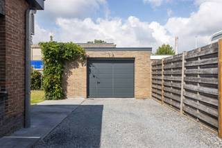 Op een rustige locatie in Drongen ligt deze verzorgde halfopen woning op een perceel van 352m². Bouwjaar ca. 1969, maar sindsdien met...