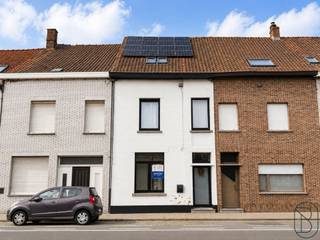 <p>Volledig gerenoveerde, energiezuinige gezinswoning met 3slaapkamers, tuin en uitweg achteraan!<br />Op zoek naar een stijlvolle, volledig gerenoveerde woning die meteen rendement oplevert of zonder zorgen kan worden betrokken? <br />Deze prachtige gezinswoning combineert hedendaags wooncomfort, energiezuinigheid en een uitstekende afwerking. <br />Bovendien is de woning momenteel verhuurd, wat ze ook bijzonder interessant maakt als investering.<br /><br />Indeling: inkom met apart toilet, ruime lichtrijke leefruimte met aanpalende volledig geïnstalleerde keuken met eiland (uitgerust met kwalitatieve SMEG-toestellen.).<br />Op de eerste verdieping bevinden zich de overloop, badkamer (dubbele lavabo, inloopdouche en bad), toilet, een eerste ruime slaapkamer en dressing.<br />Op de tweede verdieping bevinden zich nog twee volwaardige slaapkamers en een extra bureauruimte die perfect kan dienen als thuiswerkplek of eenvoudig kan worden ingericht als vierde slaapkamer.<br />Daarnaast beschikt de woning over een praktische kelder en zolder, wat zorgt voor extra bergruimte.<br />Buiten geniet u van een aangename, onderhoudsvriendelijke en aangelegde tuin met als extra troef de uitweg achteraan.<br /><br />Troeven: volledig gerenoveerd (2023), volledig geschilderd, verhuurd - interessante investering, energiezuinig (epc A), conforme elektriciteit, vloerverwarming, 8 zonnepanelen.<br /><br />Kortom, een buitenkans voor wie op zoek is naar een instapklare en toekomstgerichte woning.<br />Bezoek na afspraak met Immo Beguin: tessa@immobeguin.be</p>