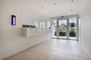 Geniet bij aankoop van het verlaagd BTW-tarief van 6%, en geniet zo van een voordeel van maar liefst 35000 euro. Ben je op zoek naar een appartement om zelf in te wonen, of wil je investeren om te verhuren? We hebben voor beide scenario's uitstekende opties beschikbaar! <br /><br /><br />Dit appartement is gelegen in het project Minerals te Ronse, en kent een optimale bereikbaarheid. Gelegen nabij het stadscentrum van de stad Ronse, middenin de Vlaamse Ardennen en toch met een uitstekende verbinden, wordt het project opgetrokken. Er wordt de nodige aandacht besteed aan een duurzaam gebouw, een groene en rustige woonomgeving en een energiezuinig appartement. <br /><br />Dit appartement is gelegen op de eerste verdieping en combineert het binnen-en buitenleven. Het appartement heeft ruime raampartijen die veel lichtinval garanderen. Het ruime schuifraam in de leefruimte geeft toegang naar het gezellige terras. <br /><br />Indeling:<br />Inkomhal die tevens fungeert als nachthal, en toegang geeft tot de ruime bering, het afzonderlijk toilet met lavabo, en de badkamer met inloopdouche en lavabo. De nachthal geeft tevens uit op de 2 slaapkamers. De slaapkamers hebben elk een grote raampartij met draai- en kipramen. We komen vervolgens binnen in de open leef- en eetruimte met keuken en kookeiland. Het terras is toegankelijk via het grote schuifraam in de leefruimte. <br /><br />Bij het appartement dient een ondergrondse parkeerplaats te worden aangekocht, al dan niet met kelderberging. Deze starten vanaf 26 900 euro, excl. kosten<br /><br />Voor meer informatie omtrent het project Minerals en de talrijke mogelijkheden, kan u je contact opnemen met Margaux via het rechtstreeks nummer 0479 61 53 82 of via mail naar margaux@vestadevelopment.be <br /><br />Enige en eigen woning of verhuren al dan niet via een sociaal verhuurkantoor? <br />Geniet van het verlaagd BTW tarief van 6%. Meer informatie omtrent de voorwaarden: Margaux helpt jou graag verder.