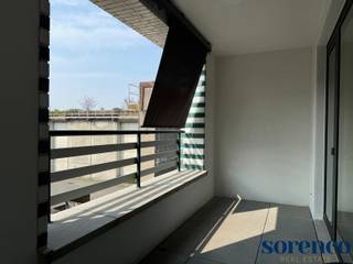 <strong>GEMEUBELD - Ruim en luxe duplex appartement ca. 115m² met zonne-terras in een nieuwbouw gelegen op uitstekende locatie nabij Fruithoflaan, winkels, Delhaize, Colruyt, Traitteur-slagerij Finebek, Atelier N°11, openbaar vervoer, scholen, belangrijke in-en uitvalswegen</strong><br /><br /><strong>INDELING:</strong><br /><span>INKOMHAL met een apart toilet voorzien van een handenwasser. De lichtrijke LEEFRUIMTE ca. 20m² sluit aan op de volledig geïnstalleerde open KEUKEN met een ontbijthoek van ca. 13m². De KEUKEN is uitgerust met praktische opbergkasten en kwalitatieve toestellen, waaronder wijnkoeler, een oven, microgolf, spoelbak, inductie kookplaat, ijskast en een afwasmachine. Vanuit de leefruimte/keukenis er toegang tot een prachtig en zonnig TERRAS ca. 10m². Naast de keuken is er een aparte BERGING/pantry van ca. 5m² met een extra ijskast en vriezer.<br /><br />Via de leefruimte leidt de trap naar de 1ste verdieping; Hier bevindt zich de nachthal. De verdieping omvat twee SLAAPKAMERS ca. 16m² en ca. 17m². Daarnaast is er een ingerichte BADKAMER van ca. 8m² met een dubbele lavabo in kastenmeubel, inloopdouche en een toilet.<br />Een aparte BERGING/wasplaats van ca. 5m² biedt aansluitingen voor zowel een wasmachine als een droogkast. .</span><br /><br />Mogelijkheid tot huren van autostaanplaats.<br /><br /><span><strong>BIJZONDERHEDEN:</strong></span><br /><span>* Zeer goede locatie nabij Fruithoflaan te Berchem</span><br /><span>* Het appartement is in uitstekende staat en zeer goed onderhouden</span><br /><span>* Individuele nutsvoorzieningen, nieuwe zonnescreens</span><br /><span>* Ruim en zonnig privatief terras</span>